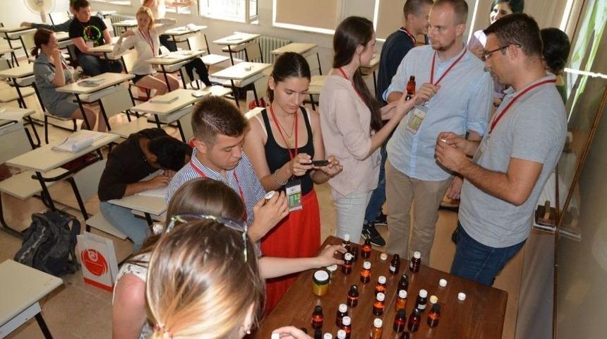 Yabancı &Ouml;ğrencilere Kozmetik Eğitimi