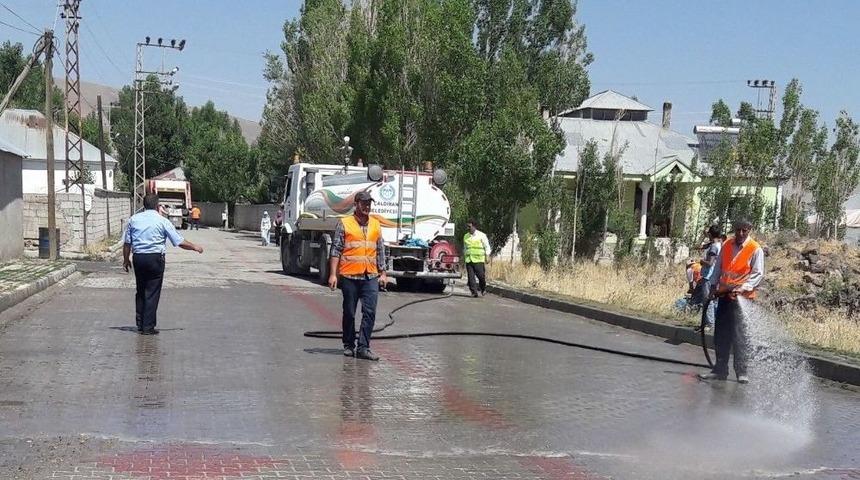 &Ccedil;aldıran&rsquo;da Yol Yıkama &Ccedil;alışması