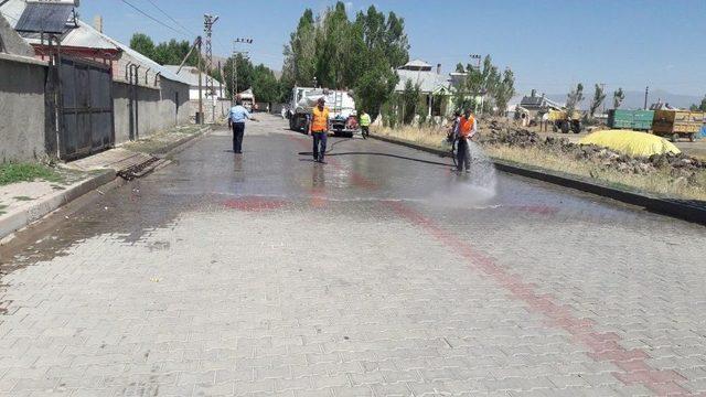 Çaldıran’da Yol Yıkama Çalışması