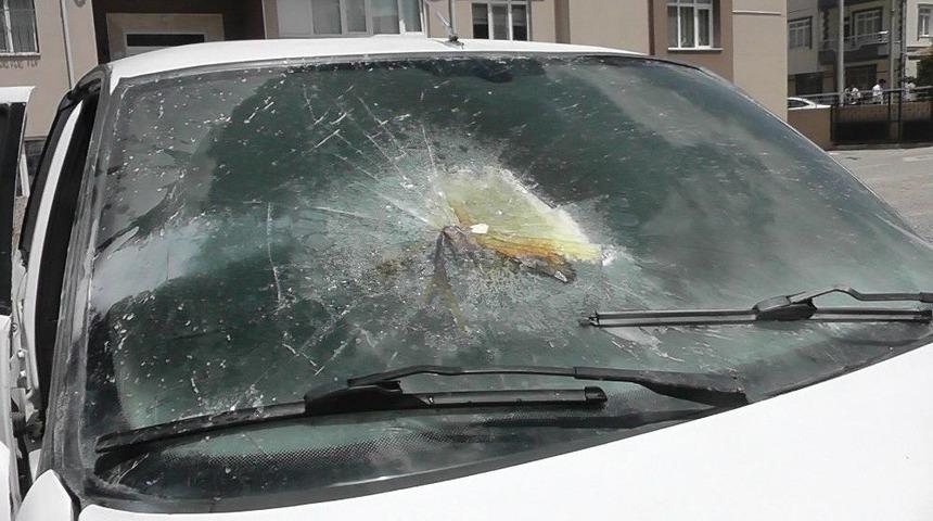 Otomobilde Unutulan Cep Telefonu Sıcaktan Patlayarak Aracı Yaktı