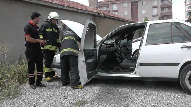 Otomobilde Unutulan Cep Telefonu Sıcaktan Patlayarak Aracı Yaktı