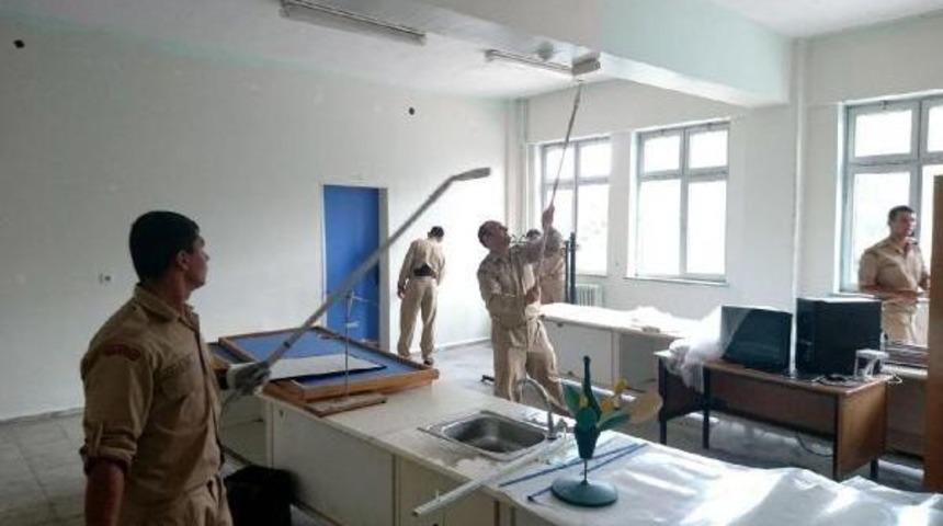Amasra'da 3 Okulun Boya Ve Temizliğini Askerler Yapıyor