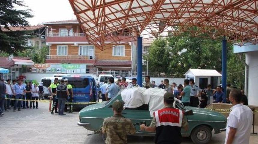 2 Gencin Otomobildeki Sır &Ouml;l&uuml;m&uuml;