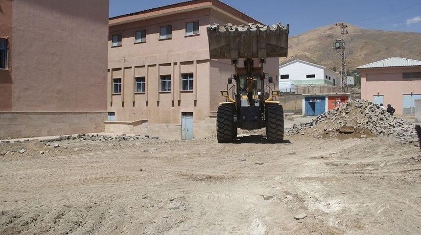 Başkale Devlet Hastanesinin Bah&ccedil;esi Asfaltla Kaplanacak