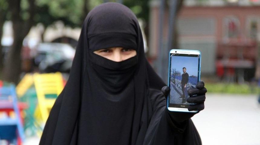 Her Yerde Kayıp Oğlunu Arıyor