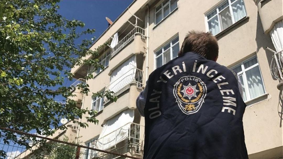 D&ouml;rd&uuml;nc&uuml; Kattan D&uuml;şen K&uuml;&ccedil;&uuml;k Kız Ağır Yaralandı