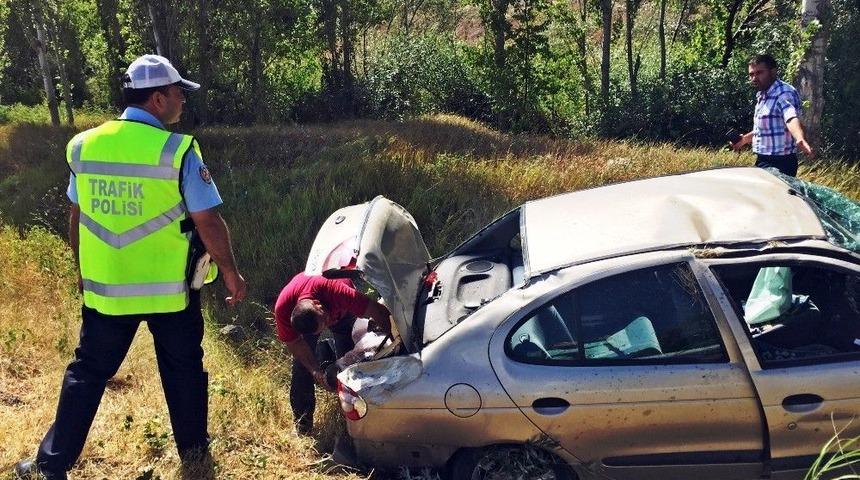 Otomobil Şarampole U&ccedil;tu: 2 Yaralı