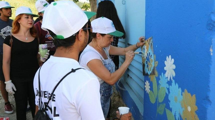 Gen&ccedil;lik Merkezi Ve Aısec &Ouml;ğrencileri Trafoları Boyuyor