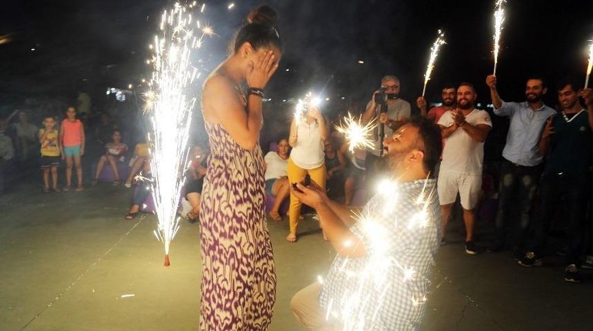 Yazlık Sinemada Film Arası S&uuml;rpriz Evlilik Teklifi