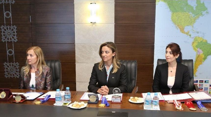 Bakan Özlü’den Kadın Buluşçulara Tam Destek