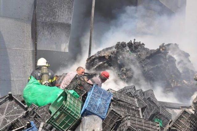 Pulluk Fabrikasının Hurda Deposunda Korkutan Yangın