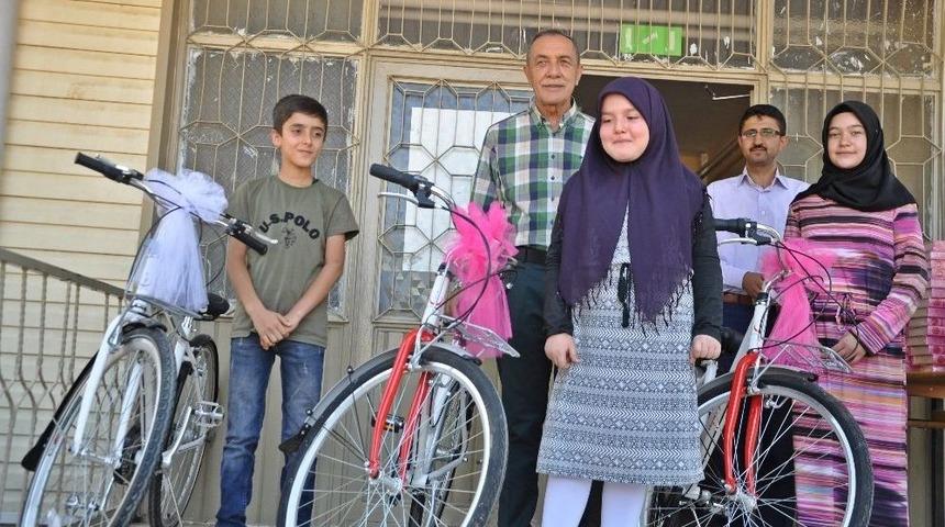 Yaz Kurslarında Başarılı Olanlar Bisikletle &Ouml;d&uuml;llendirildi