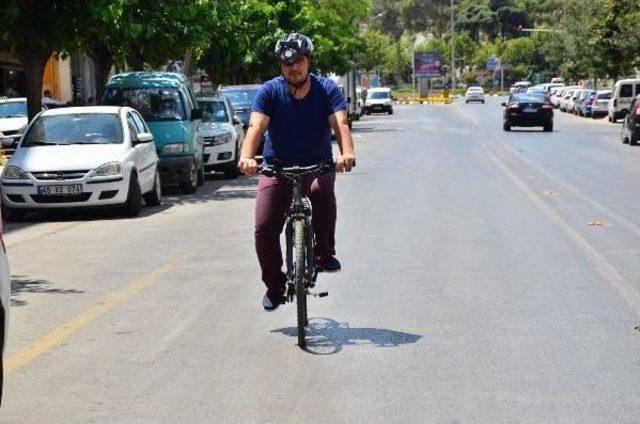 Sıcaktan Bunalan Bisiklet Tutkunu Vantilatörlü Kask Yaptı