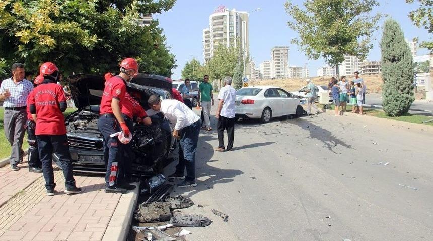 S&uuml;r&uuml;c&uuml; Belgesi Olmayan Lise &Ouml;ğrencisinin Kullandığı Otomobile Ara&ccedil; &Ccedil;arptı: 3 Yaralı