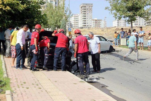 Sürücü Belgesi Olmayan Lise Öğrencisinin Kullandığı Otomobile Araç Çarptı: 3 Yaralı