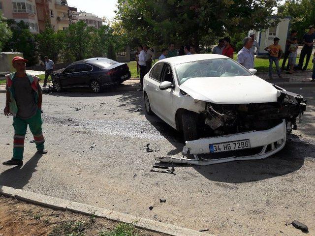 Sürücü Belgesi Olmayan Lise Öğrencisinin Kullandığı Otomobile Araç Çarptı: 3 Yaralı