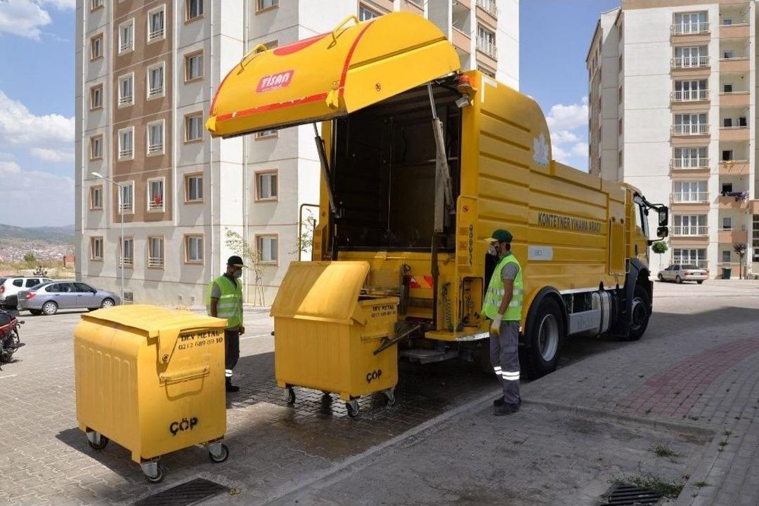 Boz&uuml;y&uuml;k&rsquo;te &Ccedil;&ouml;p Konteynerleri Yıkanarak Temizleniyor