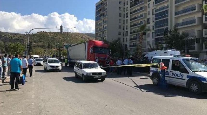 Tır'ın &Ccedil;arptığı Anne &Ouml;ld&uuml;, Kızı Yaralandı