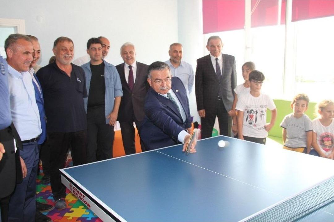 Bakan Yılmaz &Ouml;ğrencilerle Masa Tenisi Oynadı