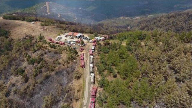 İzmir'deki Yangında, Ekipler Hem Alevlerle, Hem De Rüzgarla Mücadele Ediyor