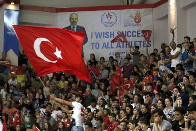 İşitme Engelliler Olimpiyatı'nda Ukrayna'yı 3-0 Yenen Türkiye, Şampiyon Oldu