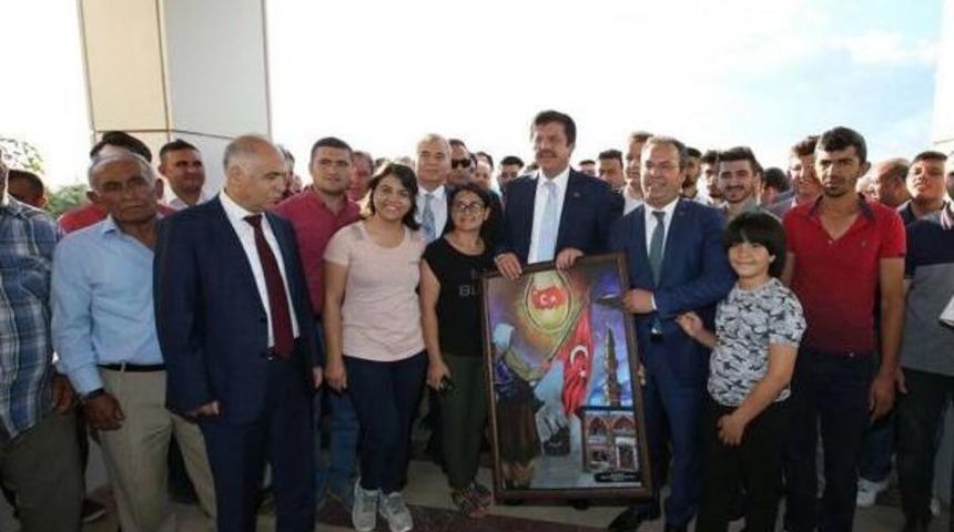 Bakan Zeybekci&rsquo;Ye &Ccedil;i&ccedil;ekli Karşılama