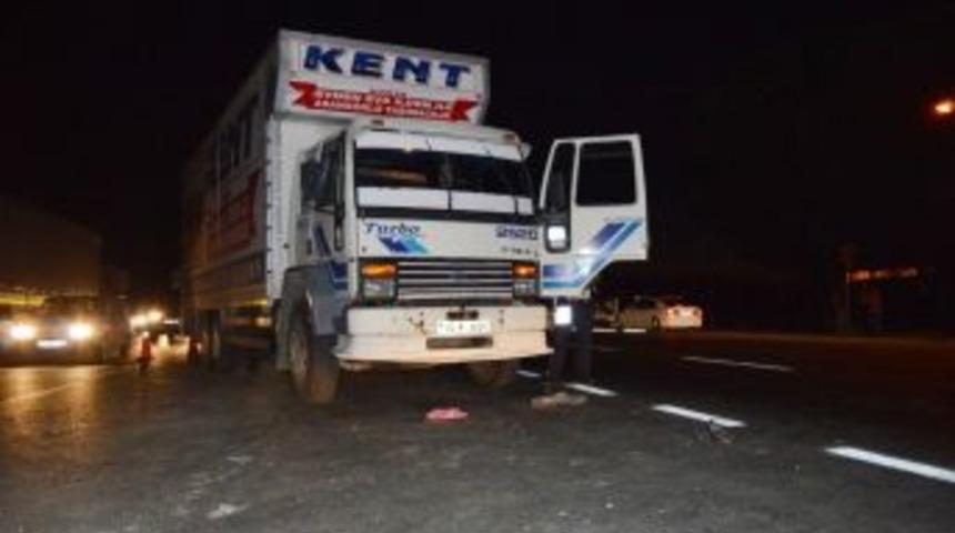 Kamyonun &Ccedil;arptığı Yaya Hayatını Kaybetti