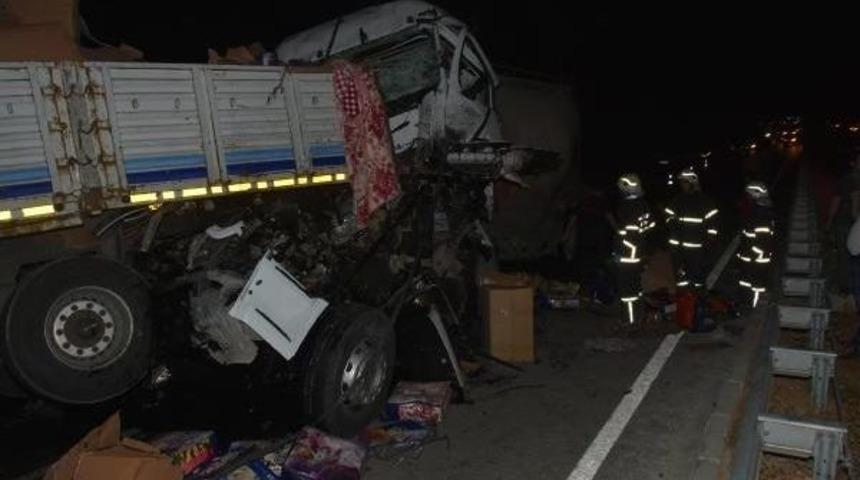 Alkoll&uuml; S&uuml;r&uuml;c&uuml; Zincirleme Kazaya Neden Oldu; 1 &Ouml;l&uuml;, 4 Yaralı