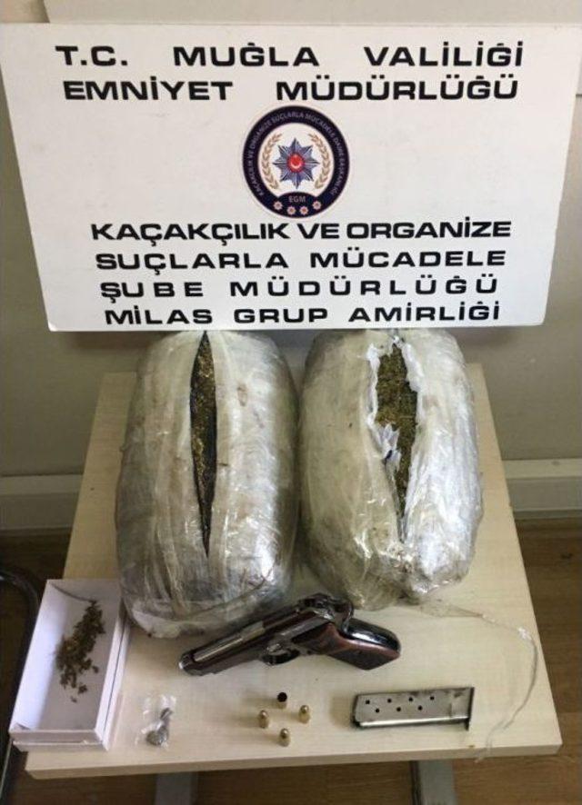 Milas’ta Şüpheli Araçtan 4 Kilo Uyuşturucu Ve Silah Çıktı