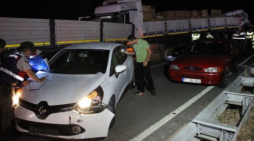 K&uuml;tahya&rsquo;da Zincirleme Trafik Kazası: 1 &Ouml;l&uuml;, 4 Yaralı