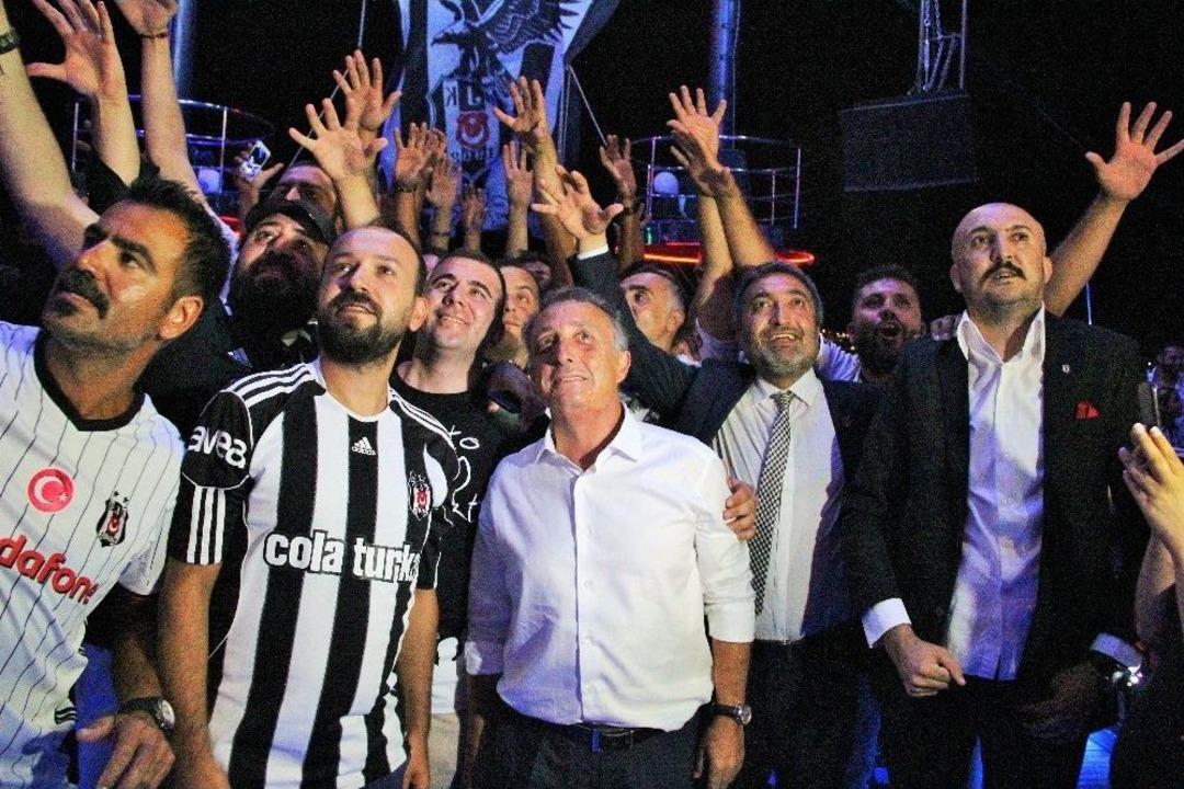 Ahmet Nur &Ccedil;ebi Beşiktaşlı Aşıkların S&ouml;z Y&uuml;z&uuml;klerini Taktı