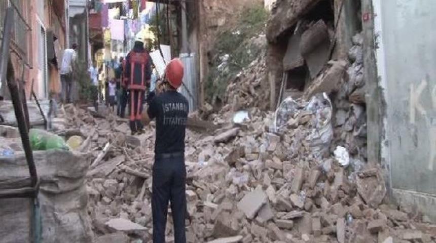 Beyoğlu'nda 2 Katlı Bina &Ccedil;&ouml;kt&uuml;