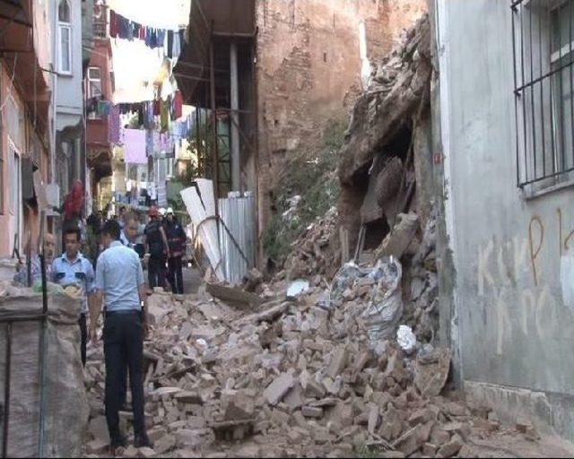 Beyoğlu'nda 2 Katlı Bina Çöktü