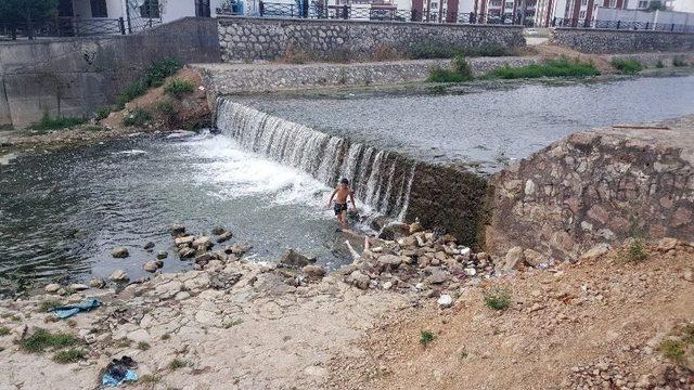 Serinlemek İsteyen Çocuklar Derelerde Yüzdü