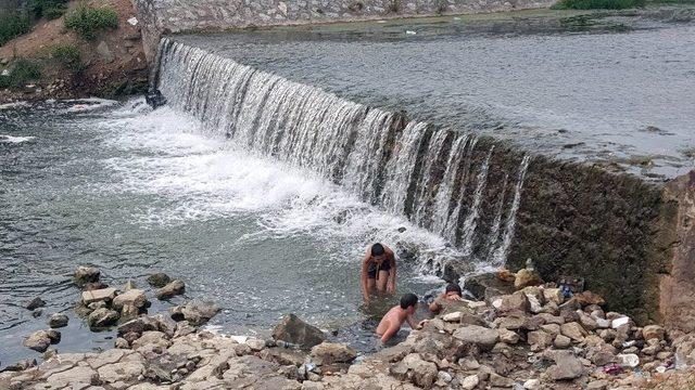 Serinlemek İsteyen Çocuklar Derelerde Yüzdü