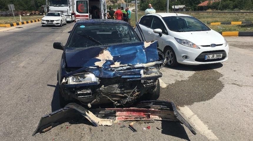 Kırmızı Işıkta İki Otomobil &Ccedil;arpıştı: 1 Yaralı