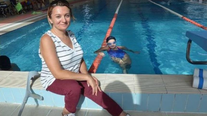 Cam &Ccedil;ocuk Z&uuml;mra, Y&uuml;zmede Madalyaları Topluyor