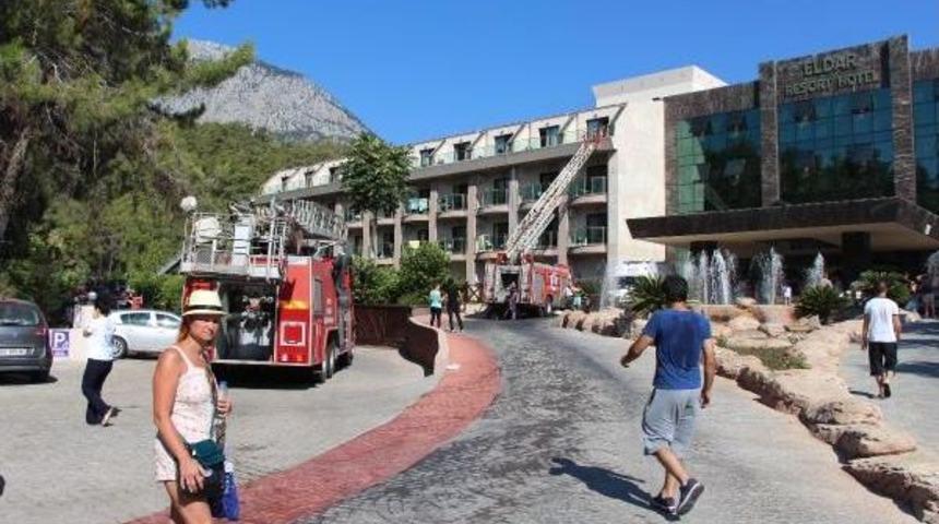 4 Yıldızlı Otelde Yangın &Ccedil;ıktı, 13 Kişi Dumandan Etkilendi