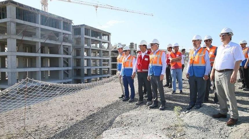 Başkan Kamil Sara&ccedil;oğlu: Parmak&ouml;ren 1453 Konutları Projesi 640 G&uuml;nde Tamamlanacak