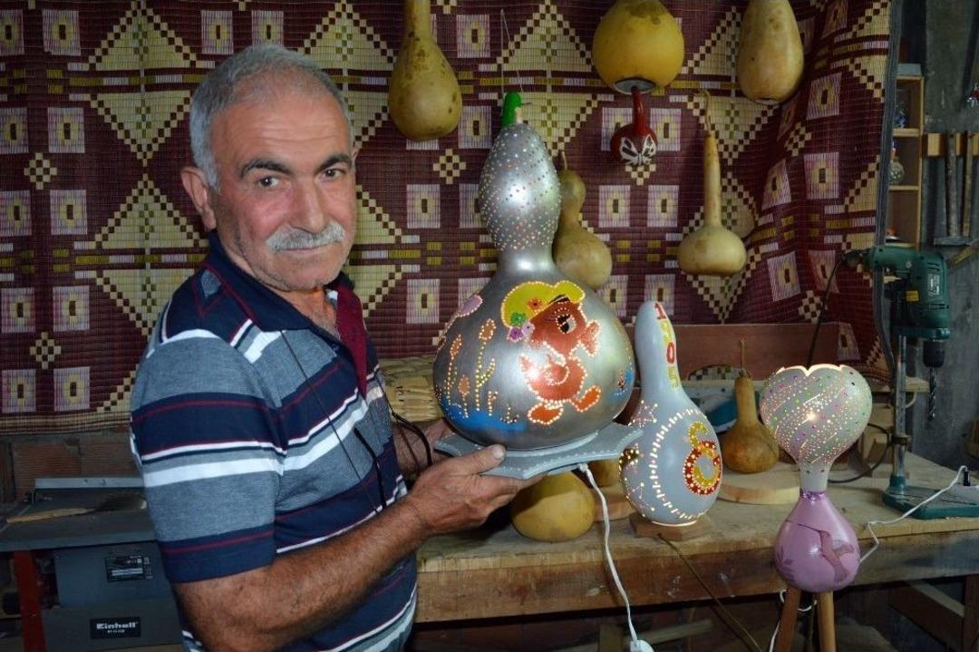 Evindeki At&ouml;lyesinde Su Kabağından Lamba Yapıyor