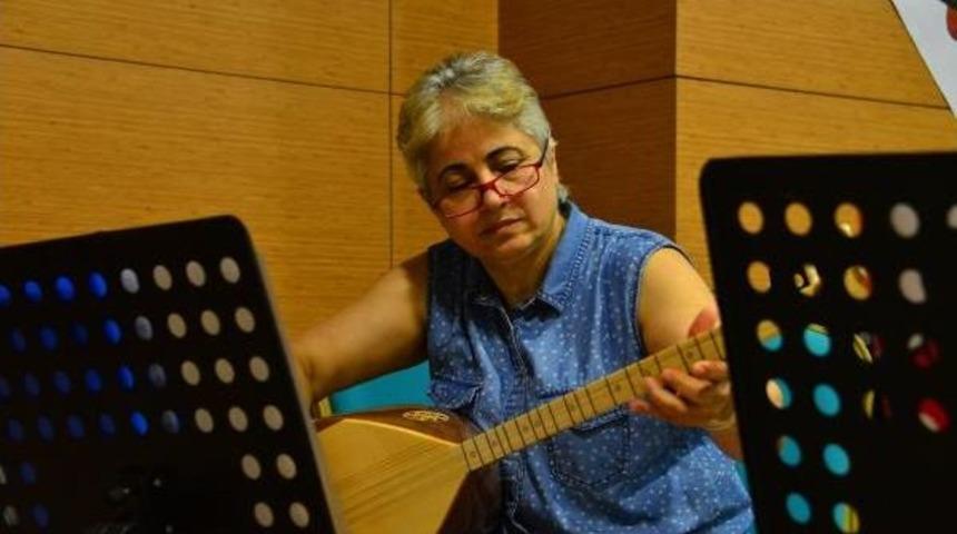 53 Yaşındaki Anaokulu &Ouml;ğretmeninin Bağlama Tutkusu