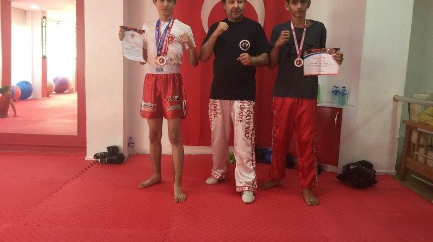 Eskişehir&rsquo;e Kick Boks&rsquo;ta 2 G&uuml;m&uuml;ş Madalya
