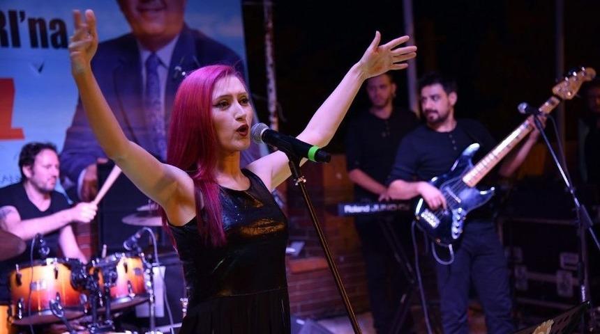 Konserde S&uuml;rpriz Evlenme Teklifi