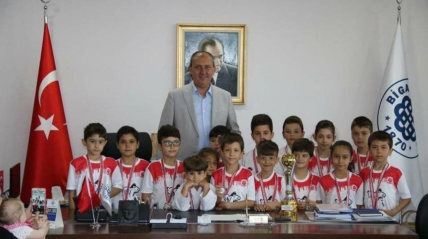 Minik Karateciler Madalya İle D&ouml;nd&uuml;