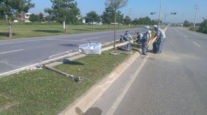 Sakarya&rsquo;da Otomobil Ref&uuml;jdeki Aydınlatma Direğine &Ccedil;arptı: 1 Yaralı
