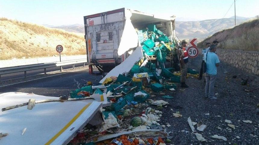 Gıda Kamyonu Park Halindeki Tıra &Ccedil;arptı
