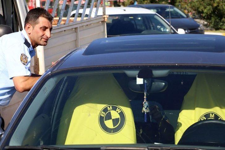 Otomobilde Kilitli Kaldı, Polis Araç Sahibini Plajda Megafonla Aradı G3