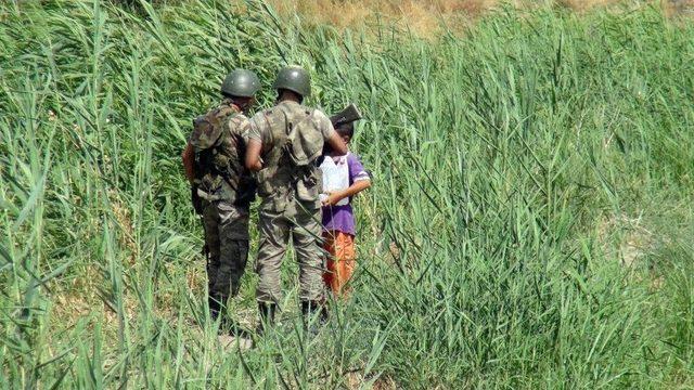 Serinlemek İçin Suya Girdikleri Sırada Soyuldular