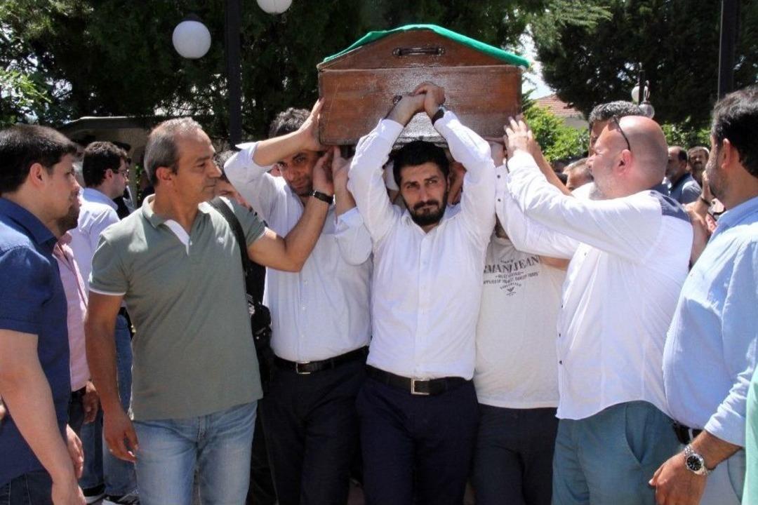 Yenişafak Gazetesi İnternet Yazı İşleri M&uuml;d&uuml;r&uuml;, 7 Yaşındaki Kızını Uğurladı