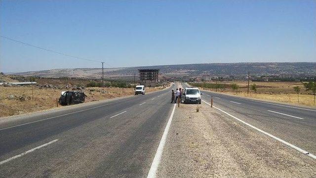 Gaziantep’te Yoldan Çıkan Araç Tarlaya Uçtu: 3 Yaralı